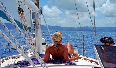 Anki njuter i solen när vi seglar ut i Whitsundays