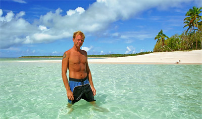 Lasse går i det klara och varma vattnet, vilket paradis