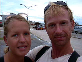 Anki & Lasse med Nuku'alofa hamn i bakgrunden