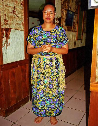 Kvinna med traditionell höft matta på Tonga-Visitor-Center i Nuku'alofa, Tonga