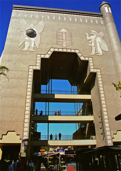 Hollywood and Highland, en gigantisk portal dekorerad i egyptisk stil