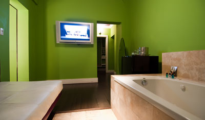 Badrum med schäslong och platt tv på väggen, Chesterfield hotel, Miami