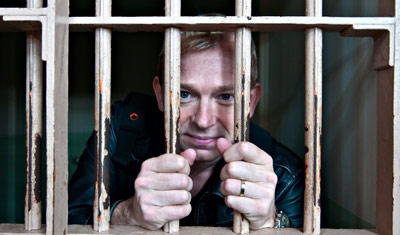 Lasse provar en av cellerna inne på D-block på Alcatraz, San Francisco