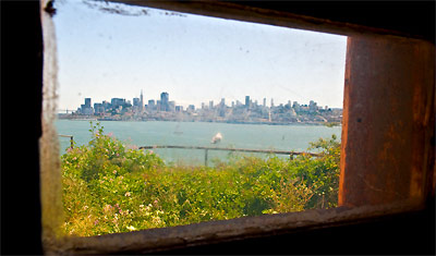 Utsikt över friheten från litet fönster på Alcatraz, San Francisco