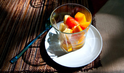 En liten fruktsallad i ett glas