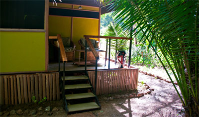 Den trevliga lilla verandan till stuga nummer 5 JK Murera Springs Eco Lodge