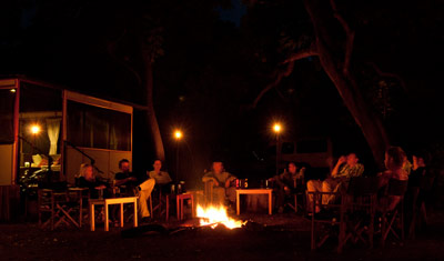 En öl vid lägerelden, Murera Springs Eco Lodge