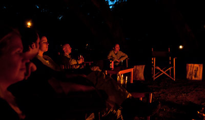 Möte vid lägerelden, Murera Springs Eco Lodge