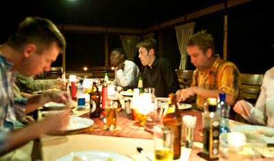 Middag med nya och gamla vänner, Murera Springs Eco Lodge