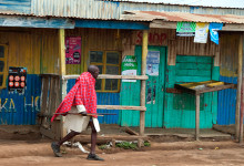 Masaj i en enkel by längs vägen till Nairobi, Kenya