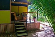 Verandan vid stugorna vid JK Murera Springs Eco Lodge