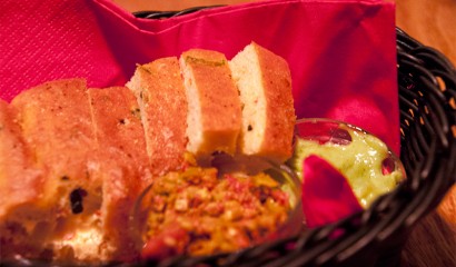 Bröd med Chilitapenade och Avokadoröra på Restaurang Uno, Reykjavik Bröd med Chilitapenade och Avokadoröra på Restaurang Uno, Reykjavik