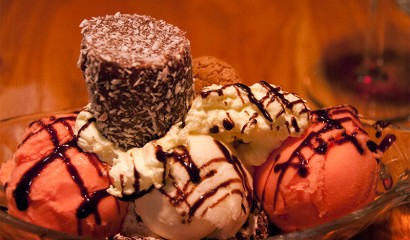 Glass med isländsk “kókosbolla” och chokladsås, Restaurang Uno Reykjavik Glass med isländsk “kókosbolla” och chokladsås, Restaurang Uno Reykjavik