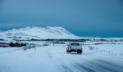 Landsväg strax utanför Reykjavik, Island Landsväg strax utanför Reykjavik, Island