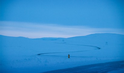 En slingrig vinterväg på Island En slingrig vinterväg på Island