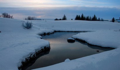 En vinterhimmel speglas i vattendrag vid Tingvalla, Island En vinterhimmel speglas i vattendrag vid Tingvalla, Island