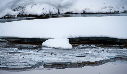 Is och snö vid ett Tingvalla vattendrag, Island Is och snö vid ett Tingvalla vattendrag, Island