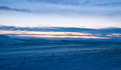 Skymning över isländskt vinterlandskap Skymning över isländskt vinterlandskap