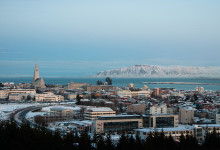 Utsikt från Perlan över Reykjavik och Akrafjäll i fjärran, Island