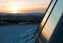 Soluppgång vid horistonen sett från Perlan, Reykjavik