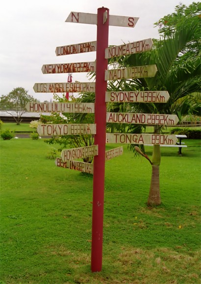 Skylt med avstånd från Apia till olika världsstäder, Samoa