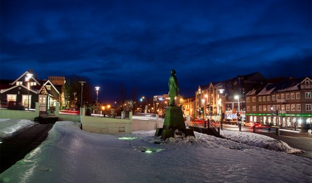 Vinterkväll i centrala Reykjavik, Island