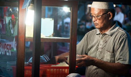 Man vid marknadsstånd på Sanur Market, Bali