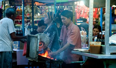 Man grillar vid marknadsstånd på Sanur Market, Bali