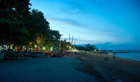 Sanur strandvy vid skymning, Bali