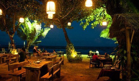 Mysig strandrestaurang på Sanur strand på kvällen, Bali