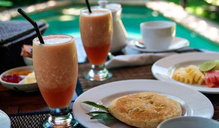 Frukost med bananpannkaka och färsk vattenmelonjuice, Waka Maya Sanur
