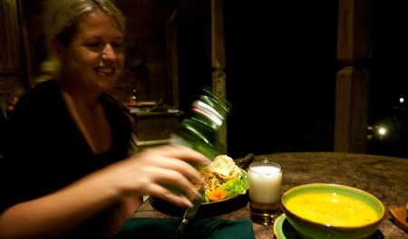 Anki serverar Bintang till middagen, Bambu Indah Ubud