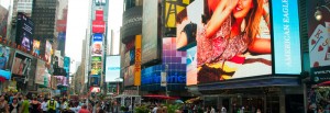 Gågata under neon vid Times Square, New York