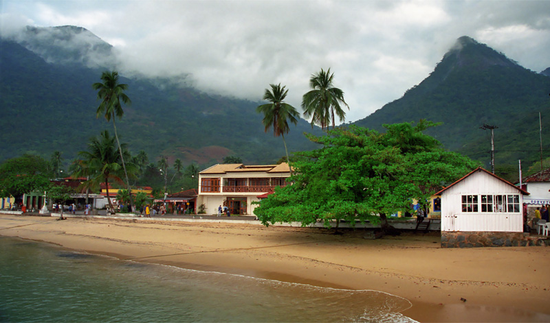 Vila do Abraão från piren i den lilla hamnen, Ilha Grande Brasilien