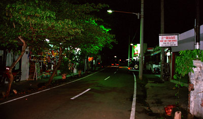 Längs en gata i Sanur en sen kväll