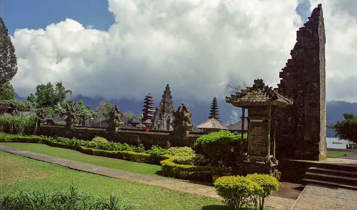 Ingång till Ulun Danu Bratan tempel på Bali