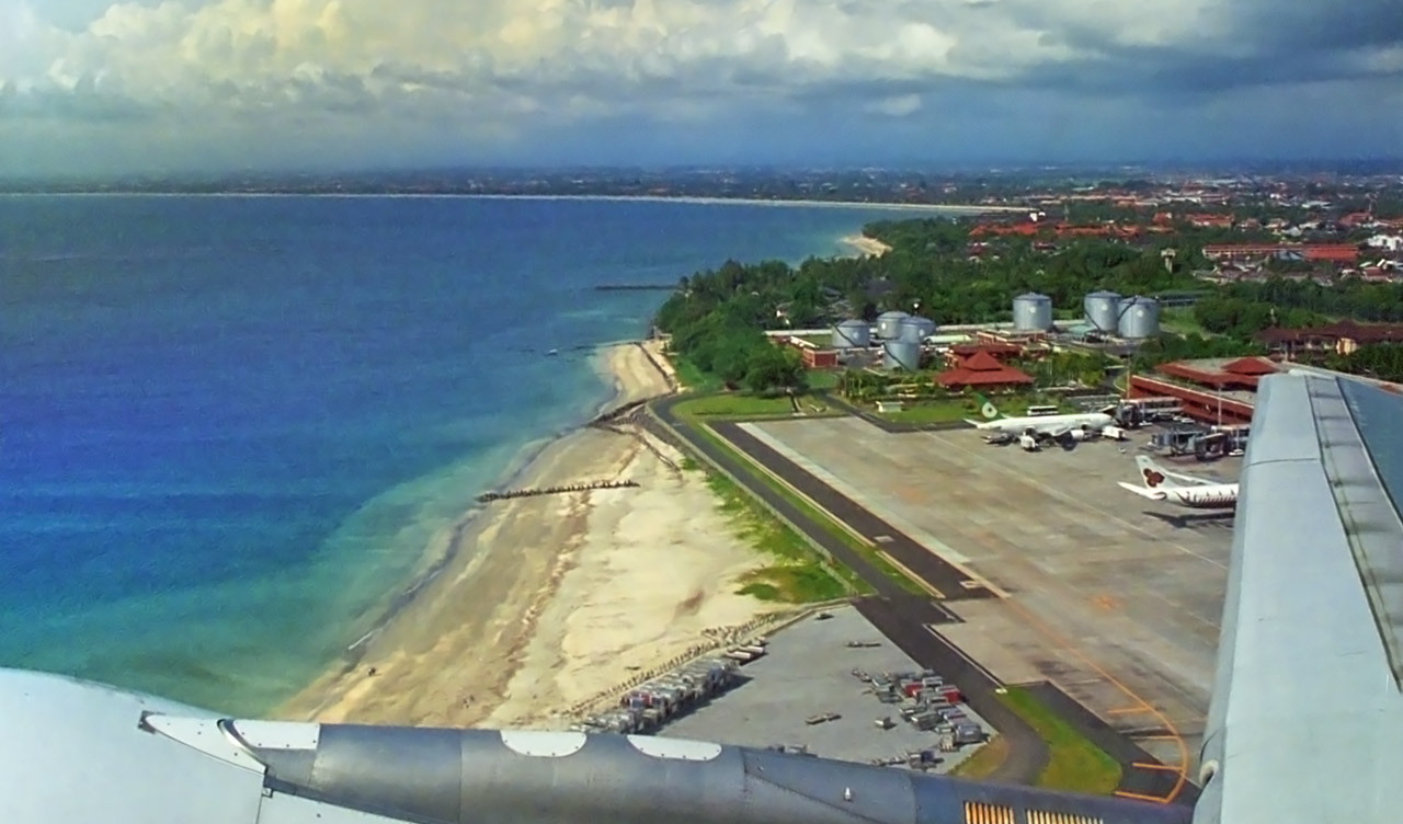 Flyget lyfter från Denpasar, Bali