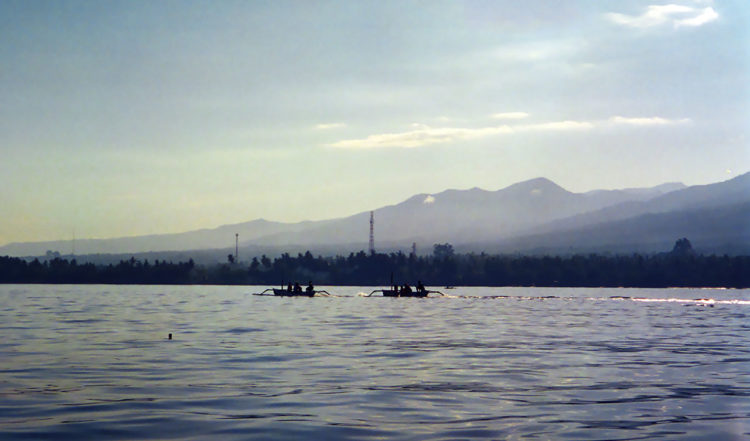 Gryning vid Balinesiska havet vid Lovina