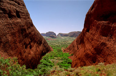 Utsikt över en dal mellan klipporna i The Olgas © 2002