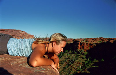 Anki vid ravinens kant i Kings Canyon