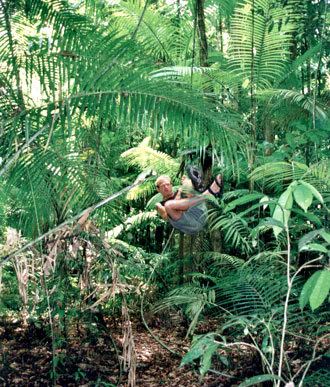 Lasse kastar sig i en lian