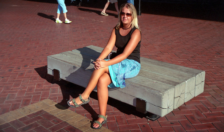 Anki på en bänk i Darling Harbour, Sydney