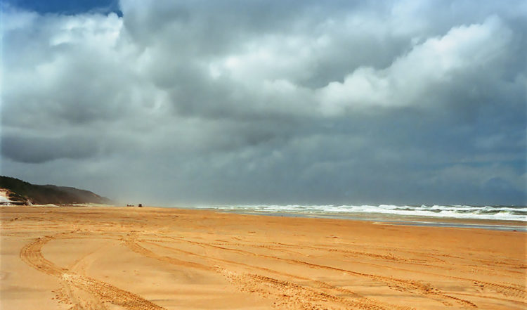 Med bil på standen av Fraser Island
