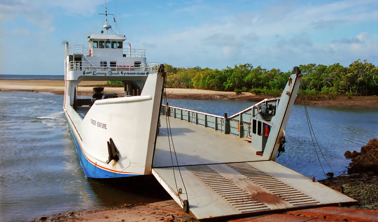 Färjan mellan Fraser Island och Hervey Bay