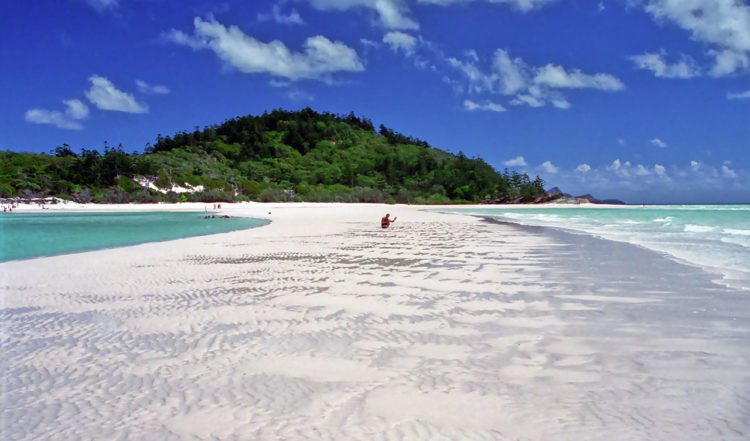 Lars sitter på Whithaven beach i Whitsundays