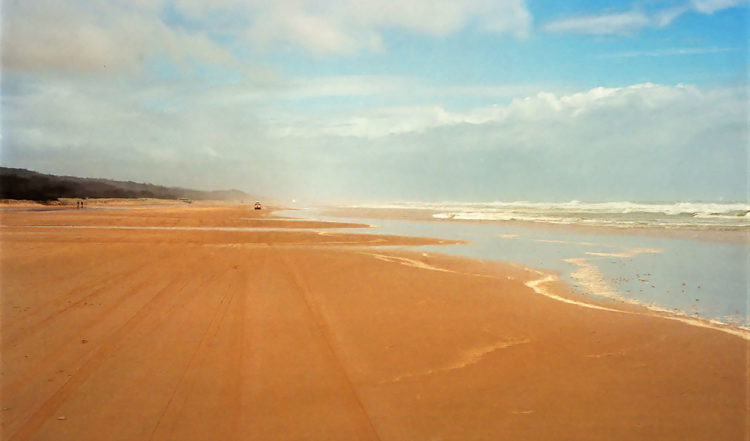 Med bil på stranden, öst kusten av Fraser Island