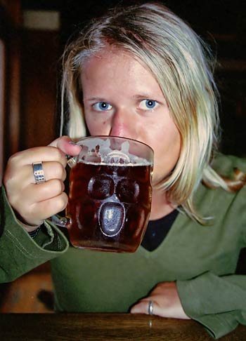 Anki dricker en pint på Bailies i Christchurch