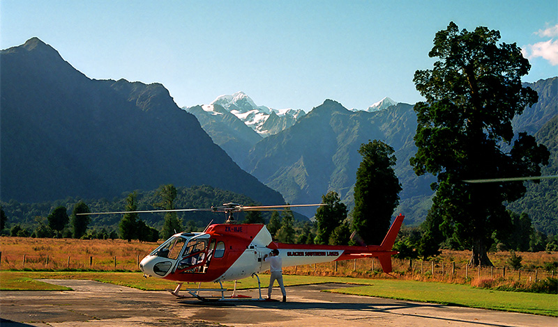 Helikoptern väntar, på väg till helihike, Fox Glacier Guiding