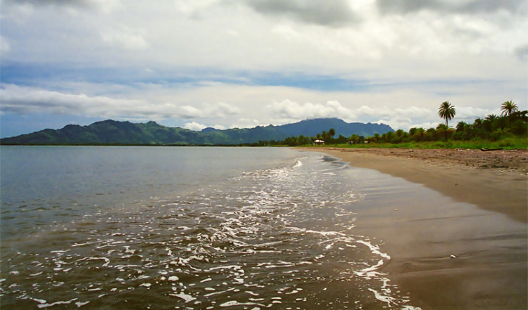 Vågorna rullar in längs Wailoaloa Beach, Fiji Vågorna rullar in längs Wailoaloa Beach, Fiji