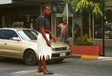 Polis dirigerar trafik i kjol, Nadi centrum